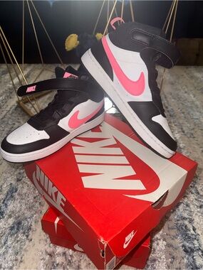 Nike Kids Mid-Top Sneakers in Black, White & Pink